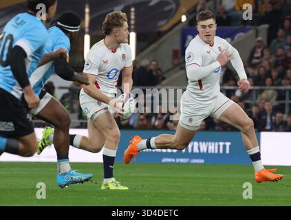 L-R England's fin Smith (Northampton Saints e England's Tommy Freeman ((Bath Rugby)) in azione durante il Quilter Nations Series match tra Inghilterra e Figi all'Allianz Stadium, Twickenham, Londra l'8 novembre 2025 Credit: Action foto Sport/Alamy Live News Foto Stock