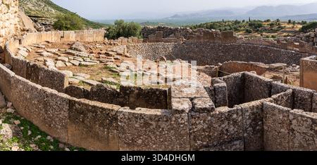 Vista della tomba circolare A nel sito archeologico di Micene, in Grecia Foto Stock