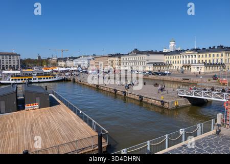 Helsinki, Finlandia - 16 maggio 2025: Skyline del centro della città con il lungomare di Kauppatori presso il porto di Helsinki (in finlandese: Helsingin Satama). Foto Stock