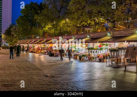 Tallinn, Estonia - 18 maggio 2025: Bancarelle del mercato dei fiori in via Viru di notte. Foto Stock
