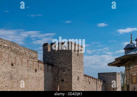Le mura circostanti del Palazzo Topkapi a Istanbul, Türkiye Foto Stock