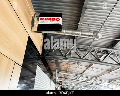 Nowy Dwor Mazowiecki, Polonia - 22 ottobre 2025: Interno dell'aeroporto industriale con condotti esposti e un'audace insegna dell'espresso a Nowy Dwor Mazowiecki, Pola Foto Stock