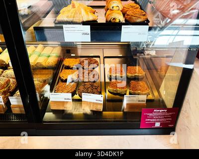 Nowy Dwor Mazowiecki, Polonia - 22 ottobre 2025: Pasticceria e torte assortite in una cassa di vetro in una panetteria di Nowy Dwor Mazowiecki, Polonia. Foto Stock