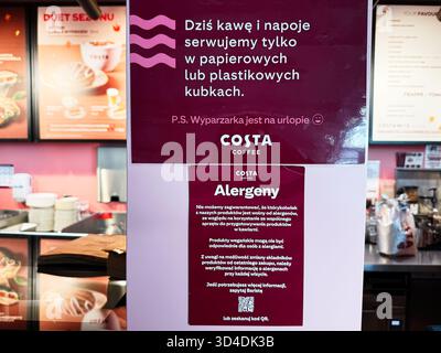 Nowy Dwor Mazowiecki, Polonia - 22 ottobre 2025: Banco caffè Costa con tabellone informativo sugli allergeni all'interno di un caffè dell'aeroporto polacco vicino a Nowy Dwor Mazo Foto Stock