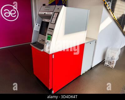 Nowy Dwor Mazowiecki, Polonia - 22 ottobre 2025: Bancomat Pekao della Public Bank con base rossa in un corridoio terminale vicino a un muro rosa a Nowy Dwor Foto Stock