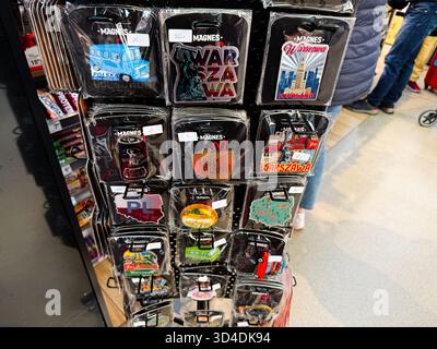 Nowy Dwor Mazowiecki, Polonia - 22 ottobre 2025: Calamite e spille a tema Polonia in mostra per gli acquirenti in un negozio affollato. Foto Stock