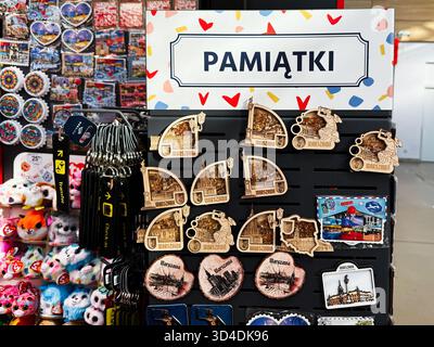 Nowy Dwor Mazowiecki, Polonia - 22 ottobre 2025: Magneti e portachiavi in legno che mostrano i monumenti di Varsavia su un espositore in un negozio polacco, Nowy Dwor Foto Stock