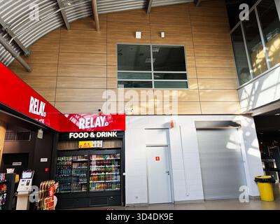 Nowy Dwor Mazowiecki, Polonia - 22 ottobre 2025: Esposizione al dettaglio al coperto di relè Food and drink con distributori automatici e bevande fredde in un atrio moderno. Foto Stock