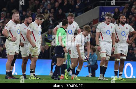 L-R England's Joe Heyes (Leicester Tigers) England's Guy Pepper (Bath Rugby) England's Ollie Chessum (Leicester Tigers) England's fin Smith (Northampton Saints England's Alex Coles(Northampton Saints)/e England's Chandler Cunningham-South(Harlequins) in azione durante il Quilter Nations Series match tra Inghilterra contro Fiji all'Allianz Stadium, Twickenham, Londra l'8 novembre 2025 Foto Stock