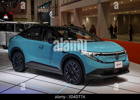 Nissan Leaf in mostra al Japan Mobility Show 2025. La grande vista di Tokyo inizia con il ruggito dell'innovazione mentre il Japan Mobility Show 2025, erede del celebre Motor Show di Tokyo, si svolge dal 30 ottobre al 9 novembre, attirando lo sguardo globale sull'etica automobilistica in evoluzione del Giappone. Tra i sussurri di rallentamento di un veicolo elettrico, gli espositori ruotano con coraggio: Concetti futuristici compatti, linee di lusso ampliate e runout elettrici di dimensioni kei richiamano l'elettrificazione specifica del mercato. Le cabine ispirate ai manga mettono in luce minivan rinnovati e compattatori pronti per l'autonomia, che combinano fantasia e tecnologia cablata. Eppure, l'immersione narrativa Foto Stock