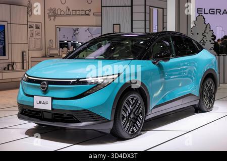 Tokyo, Giappone. 30 ottobre 2025. Nissan Leaf in mostra al Japan Mobility Show 2025. La grande vista di Tokyo pulsa con il ruggito dell'innovazione mentre il Japan Mobility Show 2025'''"erede ribattezzato dello storico Tokyo Motor Show'''"si svolge dal 30 ottobre al 9 novembre, attirando gli occhi globali sull'etica automobilistica in evoluzione del Giappone. Tra i sussurri di rallentamento di un veicolo elettrico, gli espositori ruotano con coraggio: Concetti futuristici compatti, linee di lusso ampliate e runout elettrici di dimensioni kei richiamano l'elettrificazione specifica del mercato. Le cabine ispirate ai manga mettono in luce i minivan rinnovati e i compatti pronti per l'autonomia, che si fondono con fantasia Foto Stock