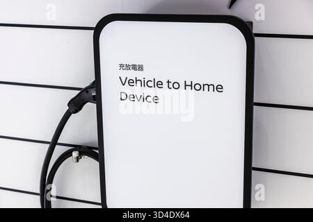 Tokyo, Giappone. 30 ottobre 2025. Caricabatterie elettrico Nissan (da veicolo a dispositivo domestico) all'interno dell'area espositiva Nissan al Japan Mobility Show 2025. La grande vista di Tokyo pulsa con il ruggito dell'innovazione mentre il Japan Mobility Show 2025'''"erede ribattezzato dello storico Tokyo Motor Show'''"si svolge dal 30 ottobre al 9 novembre, attirando gli occhi globali sull'etica automobilistica in evoluzione del Giappone. Tra i sussurri di rallentamento di un veicolo elettrico, gli espositori ruotano con coraggio: Concetti futuristici compatti, linee di lusso ampliate e runout elettrici di dimensioni kei richiamano l'elettrificazione specifica del mercato. Stand ispirati ai manga in primo piano Foto Stock