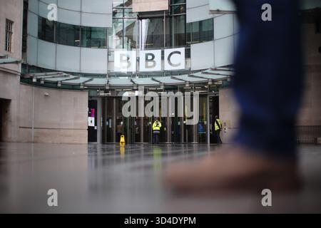 Una vista dell'ingresso alla BBC Broadcasting House a Londra dopo le dimissioni del direttore generale della BBC Tim DAVIE. Tim DAVIE ha annunciato che si dimetterà da direttore generale della BBC dopo cinque anni nel ruolo, affermando che "ci sono stati alcuni errori commessi” e che ha dovuto "assumersi la responsabilità finale”. Data foto: Lunedì 10 novembre 2025. Foto Stock