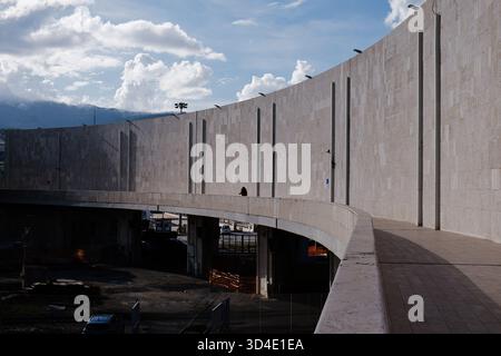 Passerella esterna sopra le linee ferroviarie al porto di Messina Foto Stock