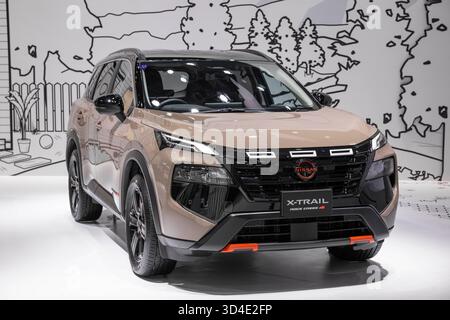 Nissan X-Trail Rock Creek in mostra al Japan Mobility Show 2025. La grande vista di Tokyo inizia con il rombo dell'innovazione mentre il Japan Mobility Show 2025, erede del celebre Tokyo Motor Show, si svolge dal 30 ottobre al 9 novembre, attirando lo sguardo globale sull'etica automobilistica in evoluzione del Giappone. Tra i sussurri di rallentamento di un veicolo elettrico, gli espositori ruotano con coraggio: Concetti futuristici compatti, linee di lusso ampliate e runout elettrici di dimensioni kei richiamano l'elettrificazione specifica del mercato. Le cabine ispirate ai manga mettono in luce minivan rinnovati e compattatori pronti per l'autonomia, che combinano fantasia e tecnologia cablata. Eppure, il Foto Stock