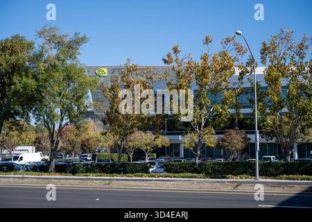 Santa Clara, Stati Uniti. 6 novembre 2025. Sede centrale di NVIDIA nella Silicon Valley, Santa Clara, California, con logo visibile, 6 novembre, 2025. (foto di Smith Collection/Gado/Sipa USA) credito: SIPA USA/Alamy Live News Foto Stock