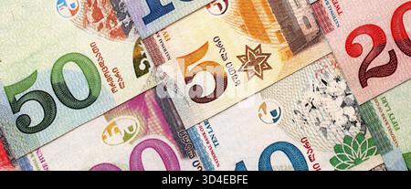 Banconote in valuta del Lari georgiano. Banconote in valuta GEL DI diverso taglio da primo piano Foto Stock