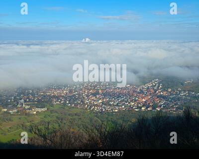 La Germania, il villaggio di Beuren ospita tetti ed edifici, la nebbiosa vista aerea della mattina autunnale sopra la città dalla collina del castello Foto Stock