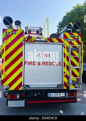 Kiev, Ucraina - 10 novembre 2025: Camion antincendio luminoso posteriore con chevron rossi e gialli ad alta visibilità, scale e attrezzature di sicurezza. Foto Stock