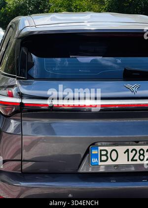 Kiev, Ucraina - 10 novembre 2025: Un elegante SUV Neta U grigio visto dal retro, che mette in risalto la targa e il design moderno. Foto Stock