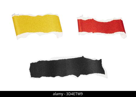 set di rotoli o rotoli di carta glitter strappati in oro, rosso e nero isolati su bianco Foto Stock