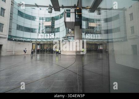 10 novembre 2025. Una visione della BBC Broadcasting House dopo le dimissioni del direttore generale della BBC Tim DAVIE credito: amer ghazzal/Alamy Live News Foto Stock