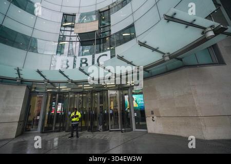 10 novembre 2025. Una visione della BBC Broadcasting House dopo le dimissioni del direttore generale della BBC Tim DAVIE credito: amer ghazzal/Alamy Live News Foto Stock