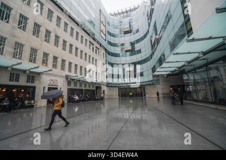 10 novembre 2025. Una visione della BBC Broadcasting House dopo le dimissioni del direttore generale della BBC Tim DAVIE credito: amer ghazzal/Alamy Live News Foto Stock