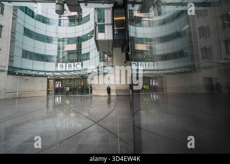 10 novembre 2025. Una visione della BBC Broadcasting House dopo le dimissioni del direttore generale della BBC Tim DAVIE credito: amer ghazzal/Alamy Live News Foto Stock