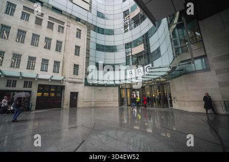 10 novembre 2025. Una visione della BBC Broadcasting House dopo le dimissioni del direttore generale della BBC Tim DAVIE credito: amer ghazzal/Alamy Live News Foto Stock
