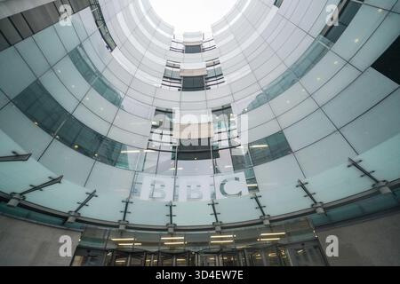 10 novembre 2025. Una visione della BBC Broadcasting House dopo le dimissioni del direttore generale della BBC Tim DAVIE credito: amer ghazzal/Alamy Live News Foto Stock