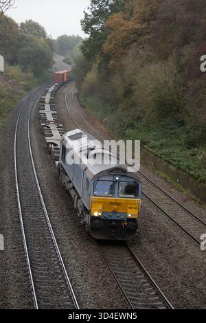 GBRf Britannic Explorer liverizzò la locomotiva diesel n. 66748 "St. Michael`s Mount", trainando un treno freightliner a Hatton Bank, Warwickshire, Regno Unito Foto Stock
