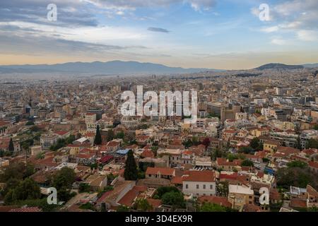 Una vista sui tetti della città di Atene, Grecia. In alcuni edifici si possono vedere bar e ristoranti sul tetto Foto Stock