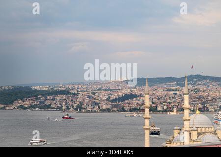 Vista verso il lato asiatico di Istanbul, attraverso il Bosforo, con i minareti di una moschea in primo piano Foto Stock