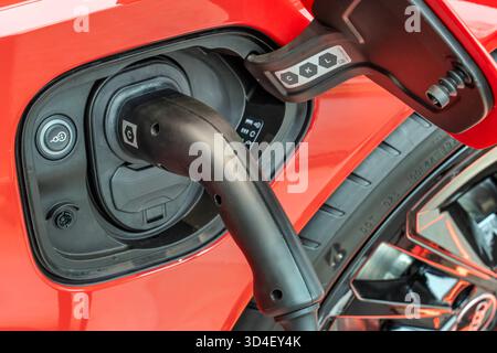 Audi e-tron GT an einer e-Ladestation in München, novembre 2025 Deutschland, München, novembre 2025, Audi e-tron GT an einer Ladestation für Elektrofahrzeuge, Ladestecker am Ladeanschluss des e-Autos, Ladesäule, Ladetankstelle, Elektroauto beim laden, e-Auto, e-Autos, Elektrofahrzeug, Elektromobilität, Infrastruktur, Klimaschutz, Mobilität, Verkehr, Technik, Bayern *** Audi e tron GT in una stazione di ricarica e a Monaco di Baviera, novembre 2025 Germania, Monaco di Baviera, novembre 2025, Audi e tron GT in una stazione di ricarica per veicoli elettrici, spina di ricarica alla porta di ricarica della e car, stazione di ricarica, char Foto Stock