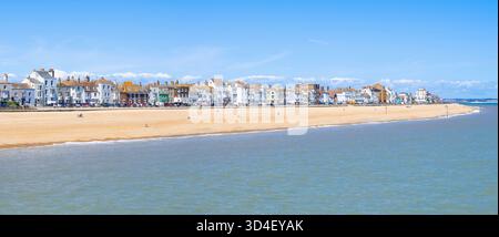 Offerta offerta spiaggia Kent - offerta spiaggia di ciottoli e case sul lungomare a Kent Inghilterra Regno Unito GB Europa Foto Stock