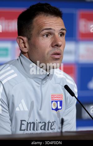 L'assistente allenatore Jorge Maciel durante la conferenza stampa a seguito della partita di calcio del campionato francese di Ligue 1 tra Olympique Lyonnais (OL) e Paris Saint-Germain (PSG) il 9 novembre 2025 al Groupama Stadium di Decines-Charpieu vicino a Lione, Francia - foto Jean Catuffe/DPPI credito: DPPI Media/Alamy Live News Foto Stock
