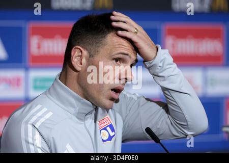 L'assistente allenatore Jorge Maciel durante la conferenza stampa a seguito della partita di calcio del campionato francese di Ligue 1 tra Olympique Lyonnais (OL) e Paris Saint-Germain (PSG) il 9 novembre 2025 al Groupama Stadium di Decines-Charpieu vicino a Lione, Francia - foto Jean Catuffe/DPPI credito: DPPI Media/Alamy Live News Foto Stock