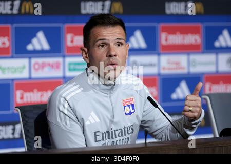 L'assistente allenatore Jorge Maciel durante la conferenza stampa a seguito della partita di calcio del campionato francese di Ligue 1 tra Olympique Lyonnais (OL) e Paris Saint-Germain (PSG) il 9 novembre 2025 al Groupama Stadium di Decines-Charpieu vicino a Lione, Francia - foto Jean Catuffe/DPPI credito: DPPI Media/Alamy Live News Foto Stock