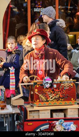PARIGI, FRANCIA - 29 DICEMBRE 2013: Artista di strada Arlette Denis (Macadam Manivelle) che canta e suona l'organo a botte a Montmartre. Foto Stock