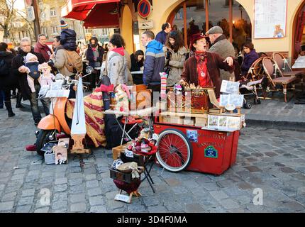 PARIGI, FRANCIA - 29 DICEMBRE 2013: Artista di strada Arlette Denis (Macadam Manivelle) che canta e suona l'organo a botte a Montmartre. Foto Stock