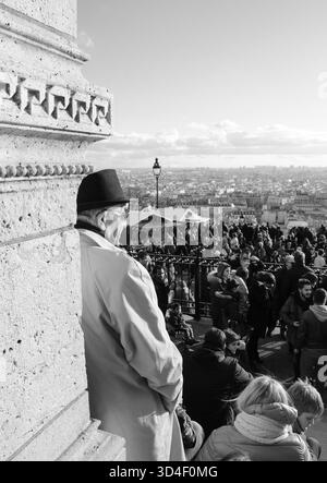 PARIGI, FRANCIA - 29 DICEMBRE 2013: Turisti e cittadini visitano il mercatino di Natale situato ai piedi della Basilica del Sacro cuore e Parigi a Backgroun Foto Stock