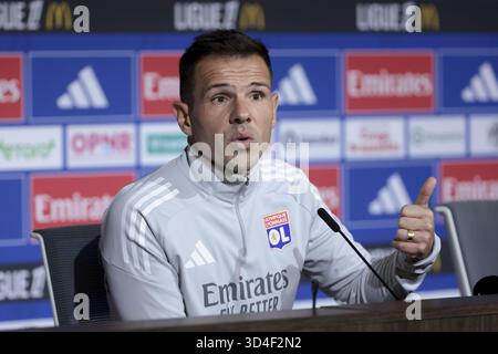 L'assistente allenatore Jorge Maciel durante la conferenza stampa a seguito della partita di calcio del campionato francese di Ligue 1 tra Olympique Lyonnais (OL) e Paris Saint-Germain (PSG) il 9 novembre 2025 al Groupama Stadium di Decines-Charpieu vicino a Lione, Francia Foto Stock