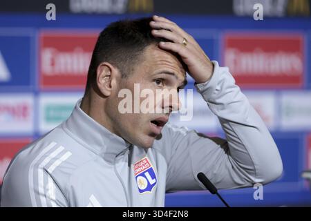 L'assistente allenatore Jorge Maciel durante la conferenza stampa a seguito della partita di calcio del campionato francese di Ligue 1 tra Olympique Lyonnais (OL) e Paris Saint-Germain (PSG) il 9 novembre 2025 al Groupama Stadium di Decines-Charpieu vicino a Lione, Francia Foto Stock