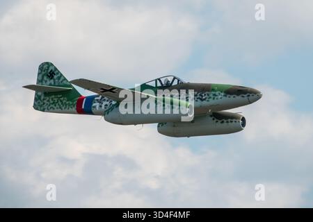 MONROE, NC (USA) - 9 novembre 2025: Una replica di un caccia Messerschmitt me 262 si esibisce durante il Warbirds Over Monroe Air Show. Foto Stock