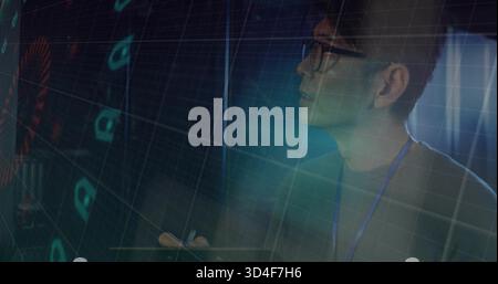 Visualizzazione della tecnologia coreana matura con il cordone blu che studia il display da laboratorio, con lo stilo per tablet, spazio di copia Foto Stock