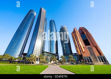 Skyline di Abu Dhabi. Abu Dhabi è la capitale degli Emirati Arabi Uniti. Foto Stock