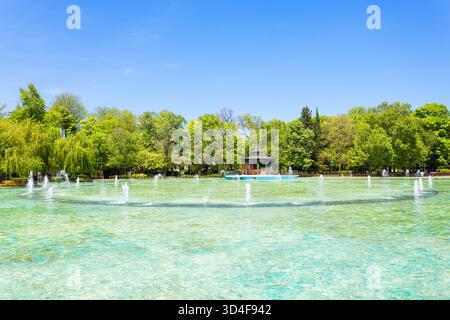 Fontana nel parco pubblico di Tzar Simeon nel centro di Plovdiv. Plovdiv è la seconda città più grande della Bulgaria. Foto Stock