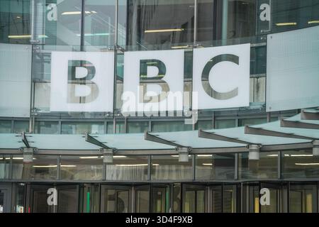 10 novembre 2025. Una visione della BBC Broadcasting House dopo le dimissioni del direttore generale della BBC Tim DAVIE credito: amer ghazzal/Alamy Live News Foto Stock