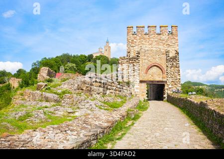 Fortezza degli Zareveti e Cattedrale Patriarcale della Santa Ascensione a Veliko Tarnovo. Veliko Tarnovo è una città della Bulgaria centrale. Foto Stock
